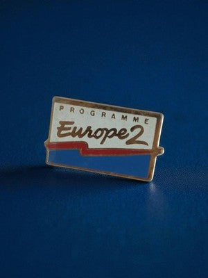 Pin's vintage Europe 2 radio rétro, badge publicitaire ancien années 80-90