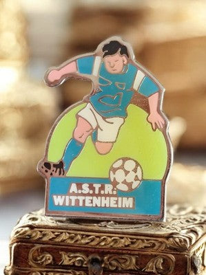 Pin's football vintage ASTR Wittenheim joueur bleu badge rétro