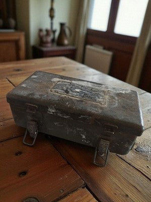 Boîte de soin militaire vintage métal, mallette ancienne trousse secours