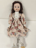 Poupée ancienne en tissu, robe fleurie, dentelle, yeux bleus, cheveux bruns
