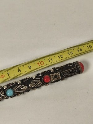 Stylo ancien métal argenté cabochons rouges et bleu décor floral relief