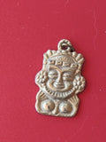 Petit pendentif ancien vintage en métal, motif visage stylisé, patine bronze