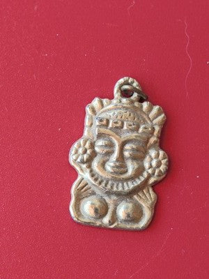 Petit pendentif ancien vintage en métal, motif visage stylisé, patine bronze