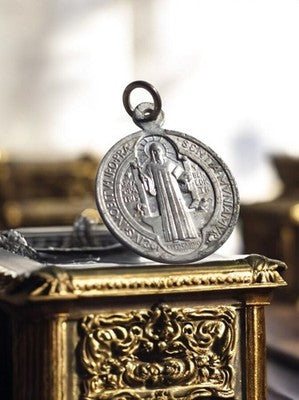 Médaille religieuse Saint Benoît vintage argenté – patrimoine catholique ancien