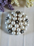 Broche vintage ronde perles nacrées fleurs noir blanc rétro pin bijou fantaisie
