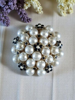 Broche vintage ronde perles nacrées fleurs noir blanc rétro pin bijou fantaisie