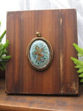 Pendentif vintage ovale créateur années 60 motif floral doré rétro