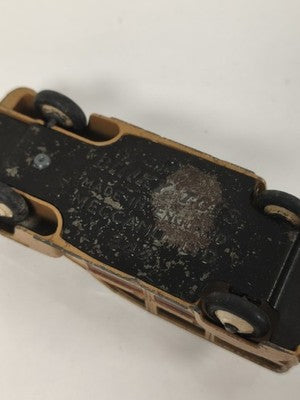Véhicule miniature Dinky Toys ancien en métal moulé ocre patiné