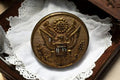 Bouton uniforme militaire doré blason aigle US armée WW2 décoration