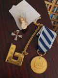 Lot médailles et broches vintage dorées, BEL Paris, insignes anciens rétro