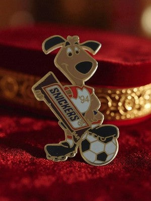 Pin's ancien Snickers chien foot 1994 vintage publicité chocolat rétro