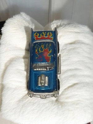Voiture miniature ancienne bleue, déco flammes, rétro vintage d'occasion