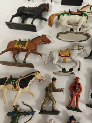 Gros lot de figurines Starlux anciennes plastique peint, cavaliers & soldats
