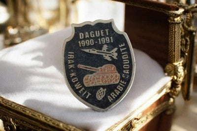 Pin's militaire Daguet 1990-1991 blason noir vintage Guerre du Golfe