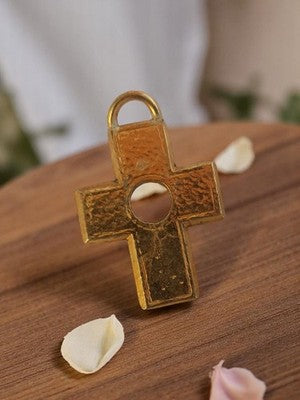 Pendentif croix vintage métal martelé doré années 50 rétro bijou artisanal