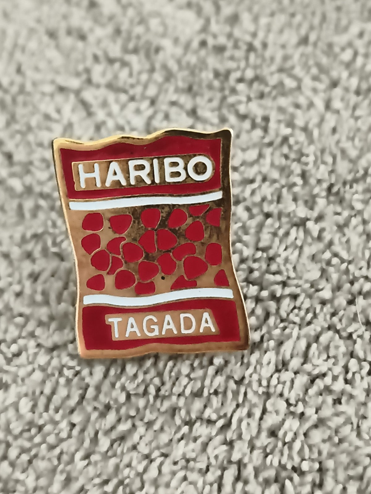 Pin's HARIBO Tagada vintage, motif fraises rouges, émaillé rétro (Ref 2)