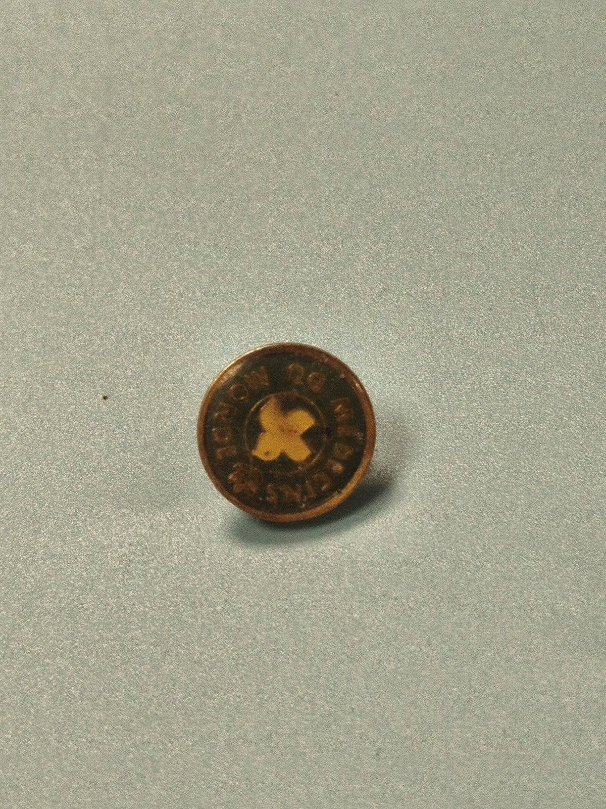 Vintage pin's Médecins du Monde rond ancien, logo jaune, collection humanitaire