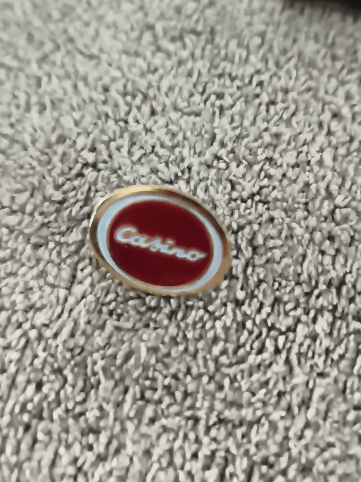 Pin's vintage Casino ovale rouge blanc émaillé badge années 80/90 (Ref 6)