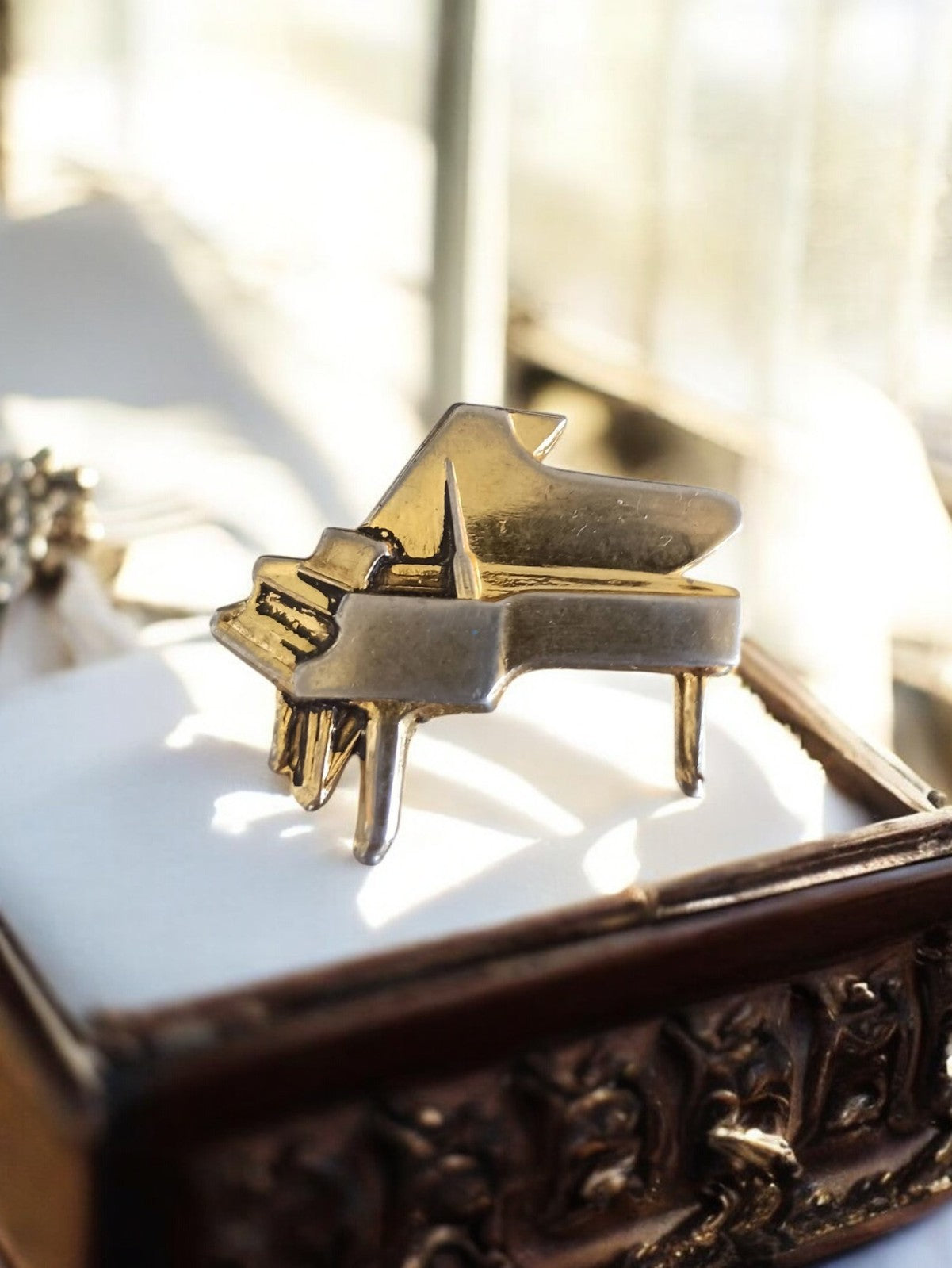 Broche piano vintage finition dorée, bijou fantaisie rétro, forme instrument