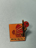 Pin's vintage Mikado carré émaillé orange rouge, collection badge ancien