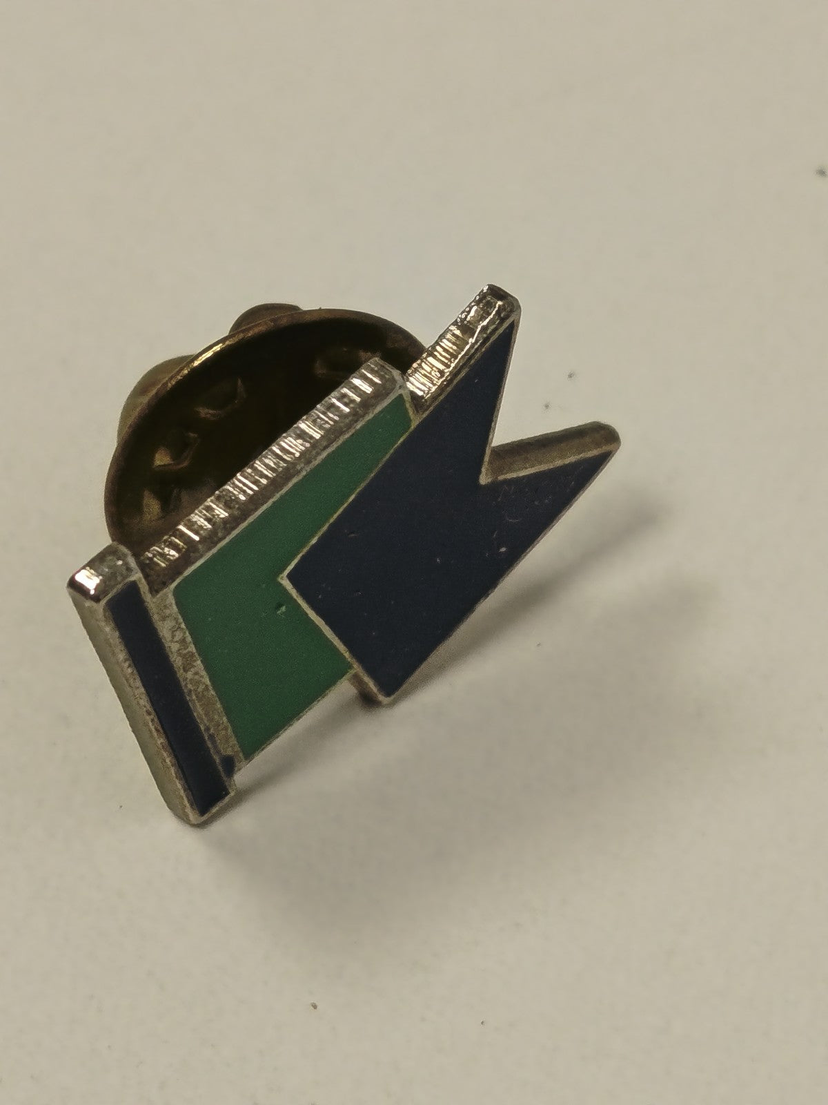Pin's vintage ancien rétro collection badge broche objet publicitaire années 80