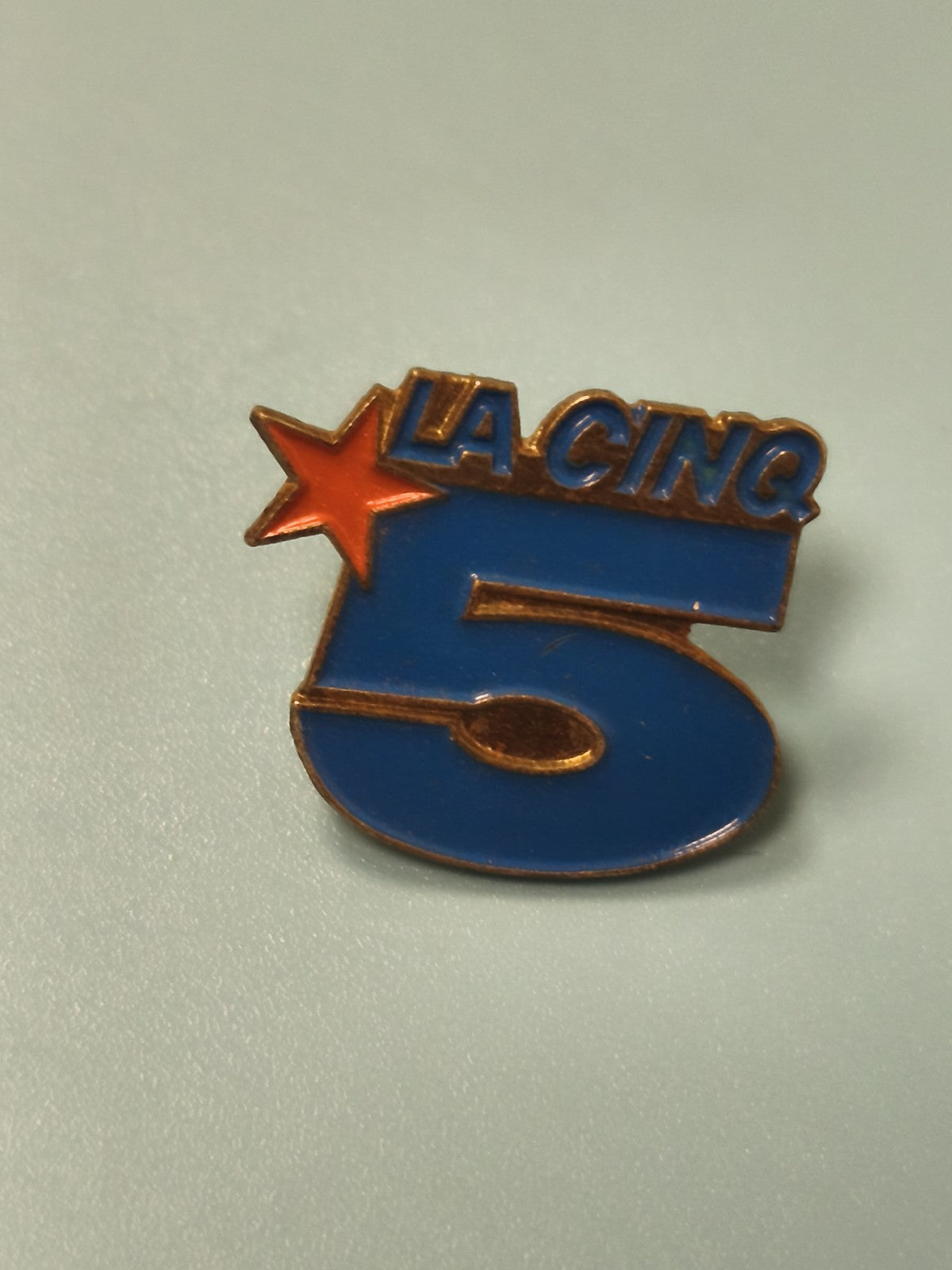 Vintage pin's La Cinq bleu étoile rouge TV française collection rétro