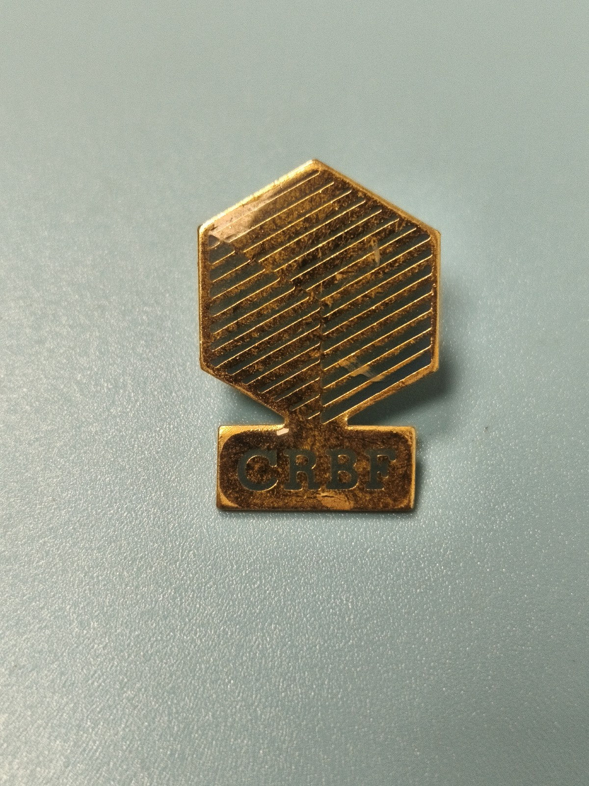 Vintage pin's CRBF doré hexagonal, badge ancien collection (ref 11)