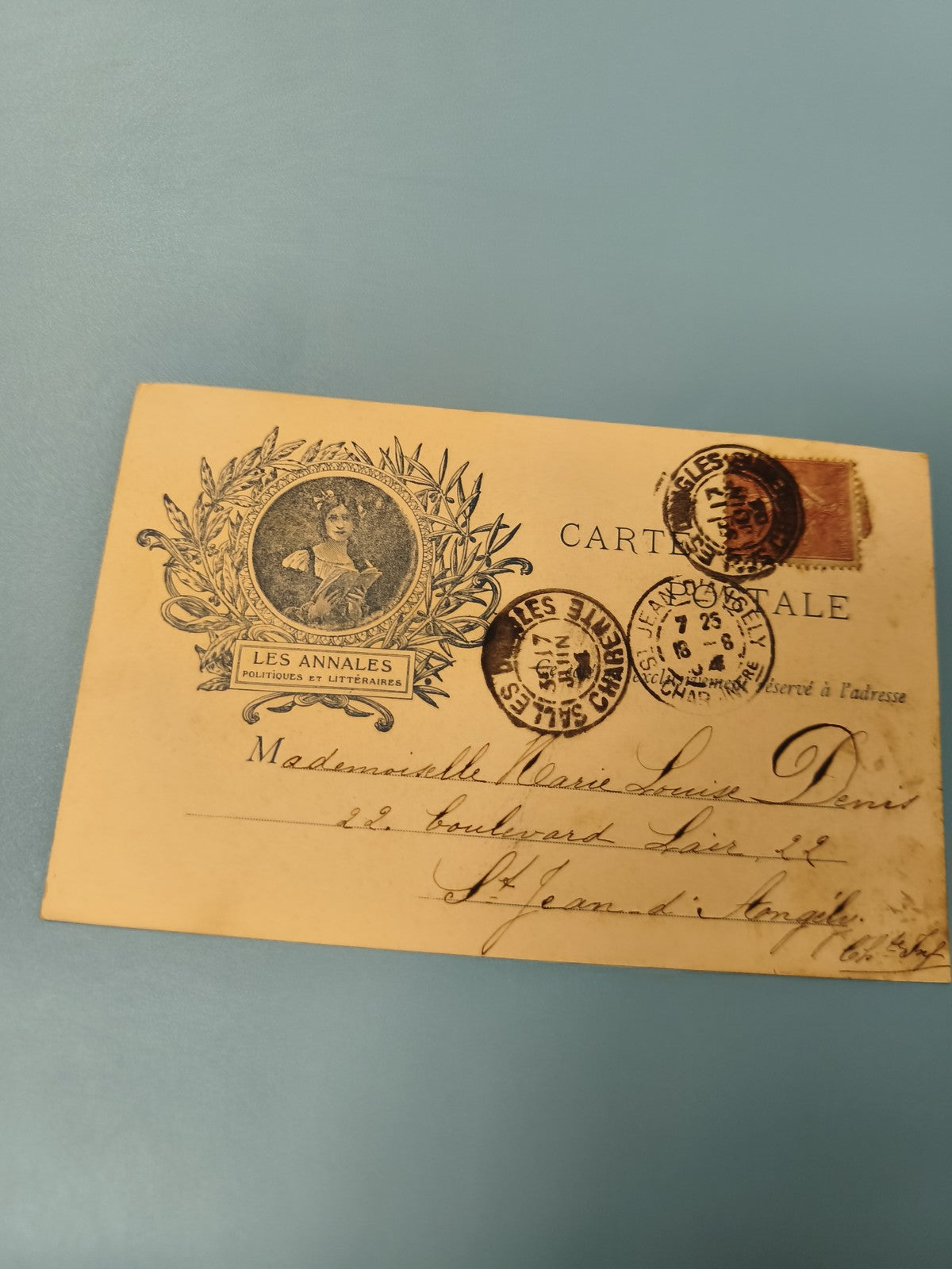 Carte postale ancienne Les Annales illustrée, timbre et cachets d?époque