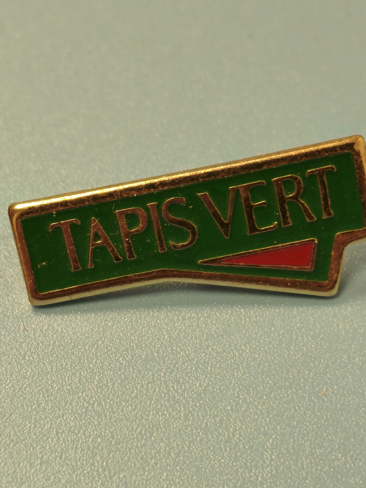Vintage pin's Tapis Vert émaillé vert et rouge collection années 80/90