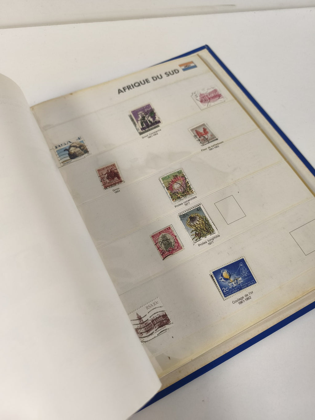 Classeur de timbres partiellement rempli Tchad, pages à anneaux, couverture bleu