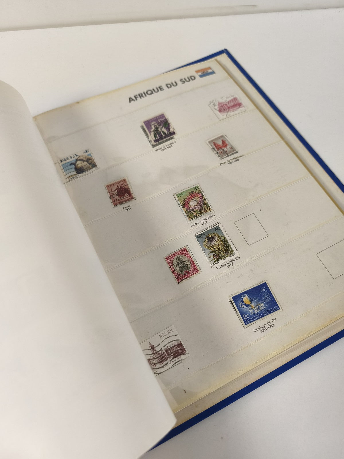 Classeur de timbres partiellement rempli Tchad, pages à anneaux, couverture bleu