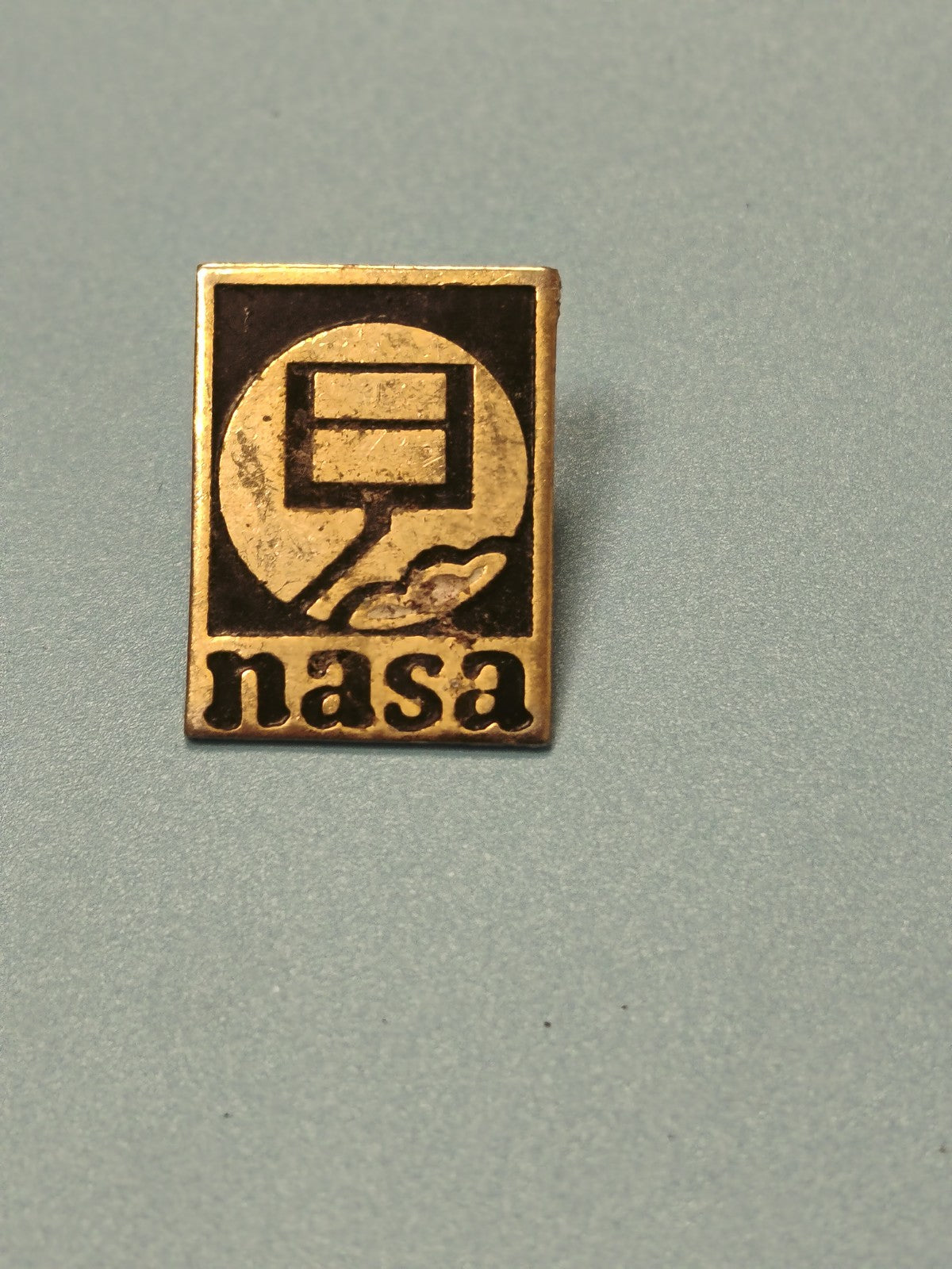Vintage pin's NASA rectangulaire doré logo ancien collection spatiale