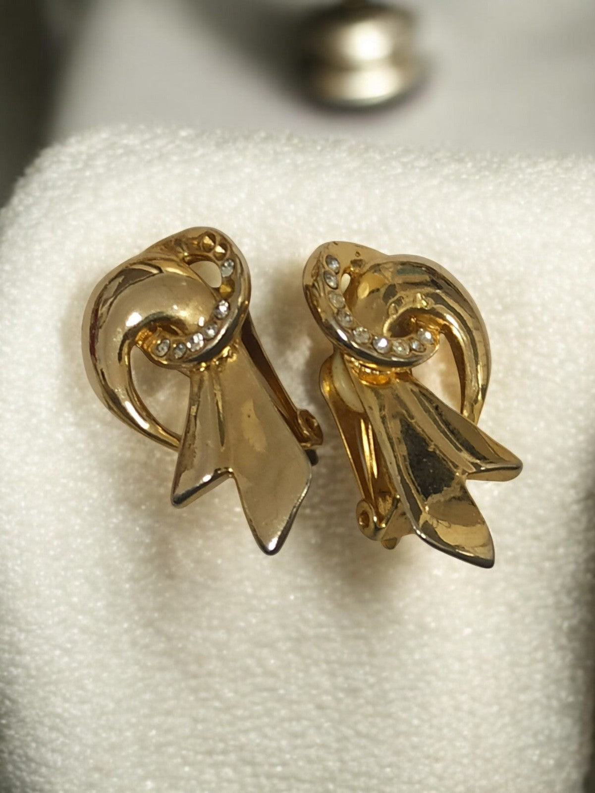 Paire boucles d’oreilles clip vintage dorées nœud strass rétro ancien bijou