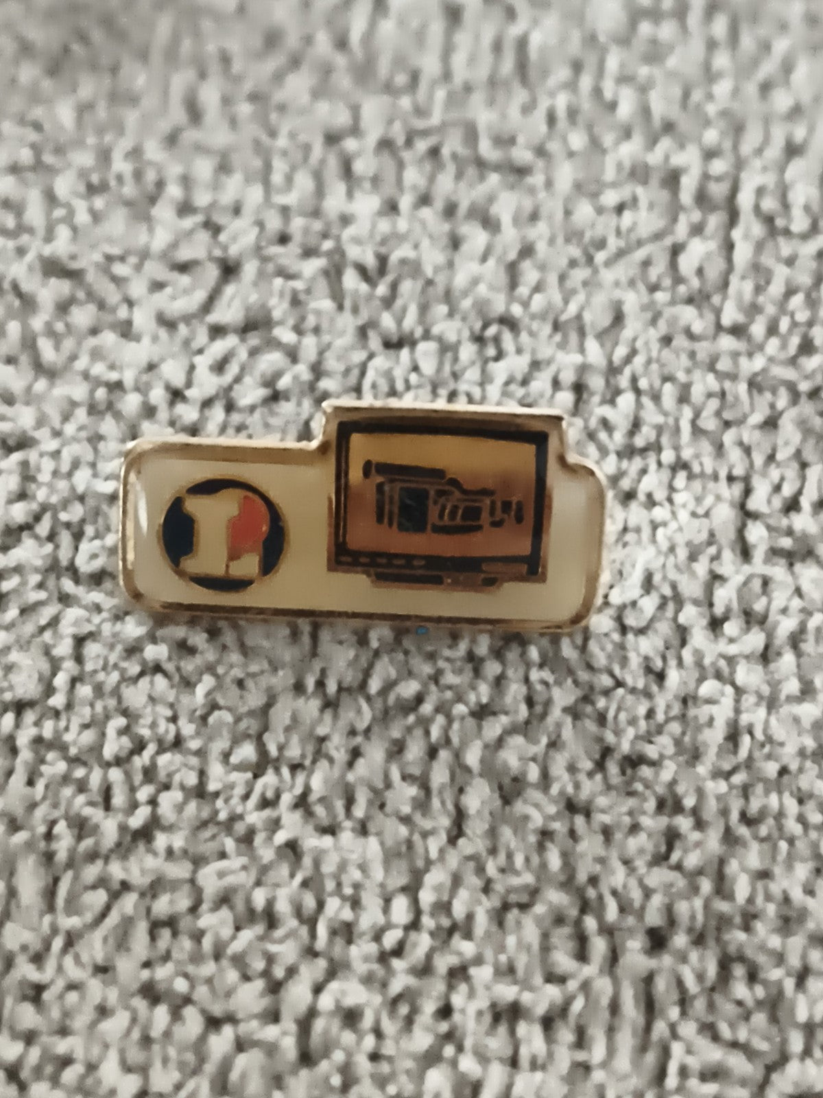 Pin's vintage caméra TV France 1 émaillé, badge ancien télévision (Ref 11)