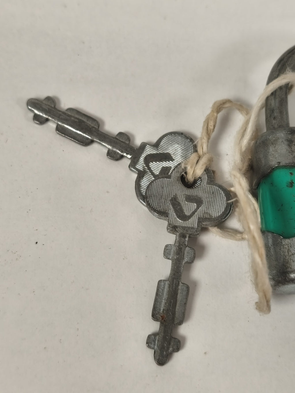 Cadenas ancien marque Ancienne métal vert, deux clés et patine d?usage