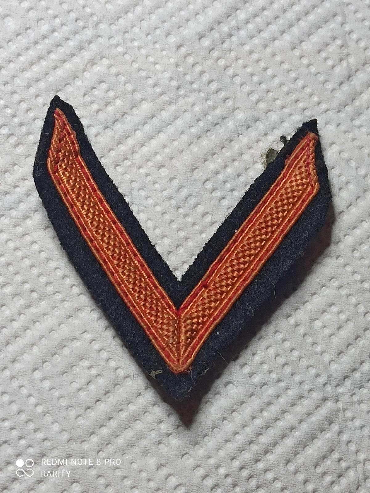 Galon militaire ancien chevron écusson brodé doré sur fond noir vintage armée