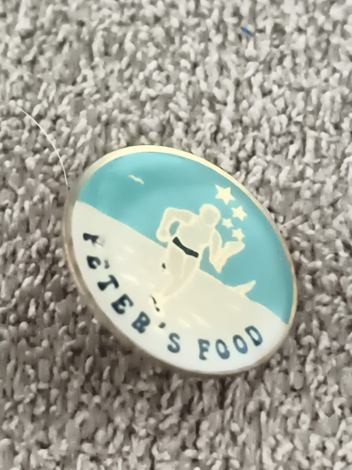 Pin's vintage Peter's Food bleu blanc logo coureur badge rétro (Ref 8)