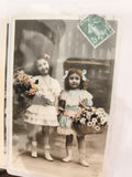 Carte postale ancienne fillette fleurs colorisée début XXe, timbre 5c Paris CPA