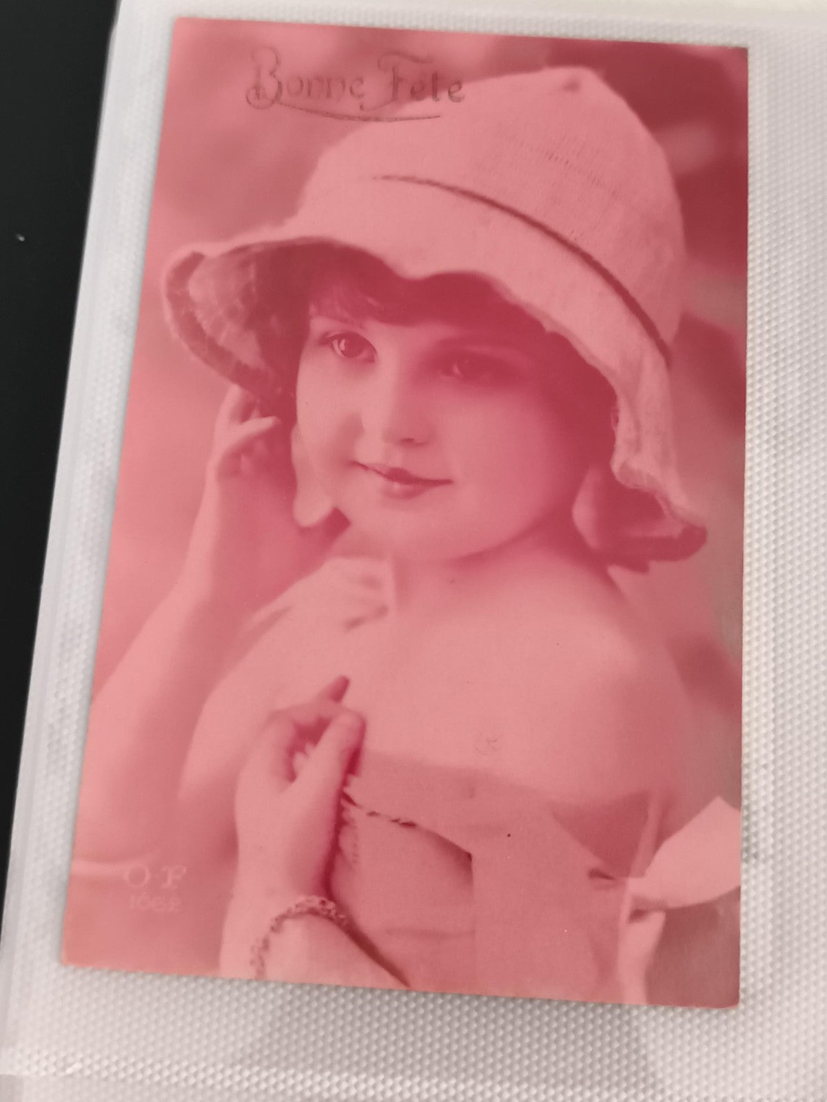 Carte postale ancienne Bonne Fête fillette chapeau style rétro CPA photo O.P.