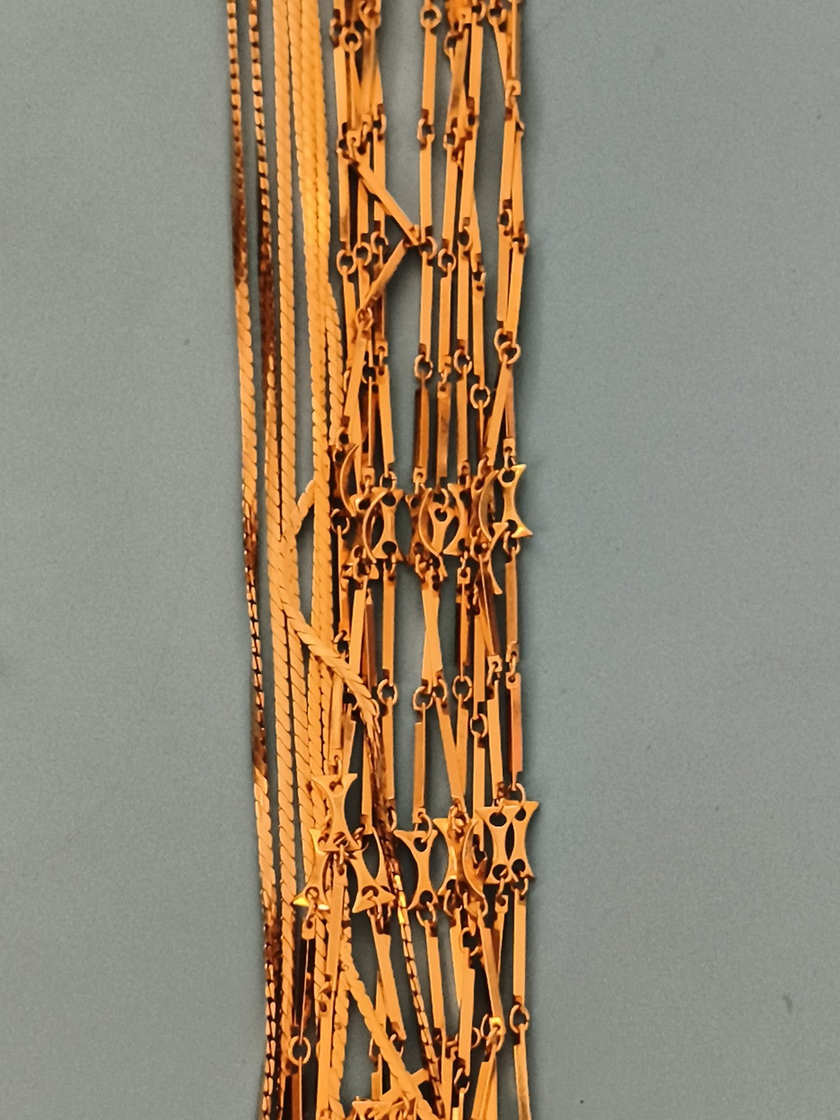 Colliers vintage CORA dorés or 22 carats, lot sur présentoir, années 80