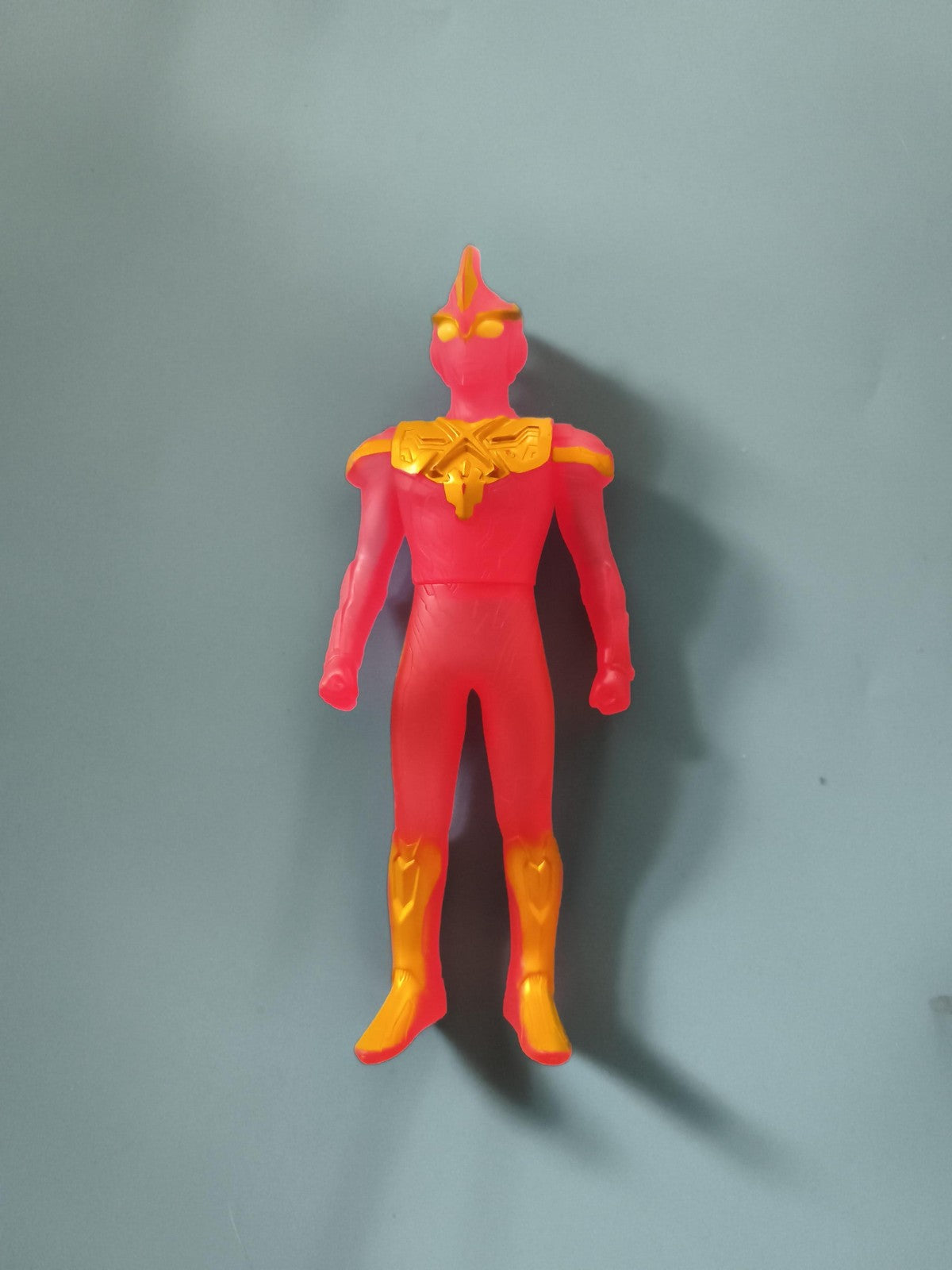 Figurine Ultraman Sentai rouge et or style tokusatsu jouet japonais