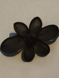 Broche vintage fleur noire, motif pétales texturés, bijou rétro