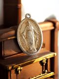 Médaille religieuse ancienne Vierge Miraculeuse métal, pendentif catholique oval