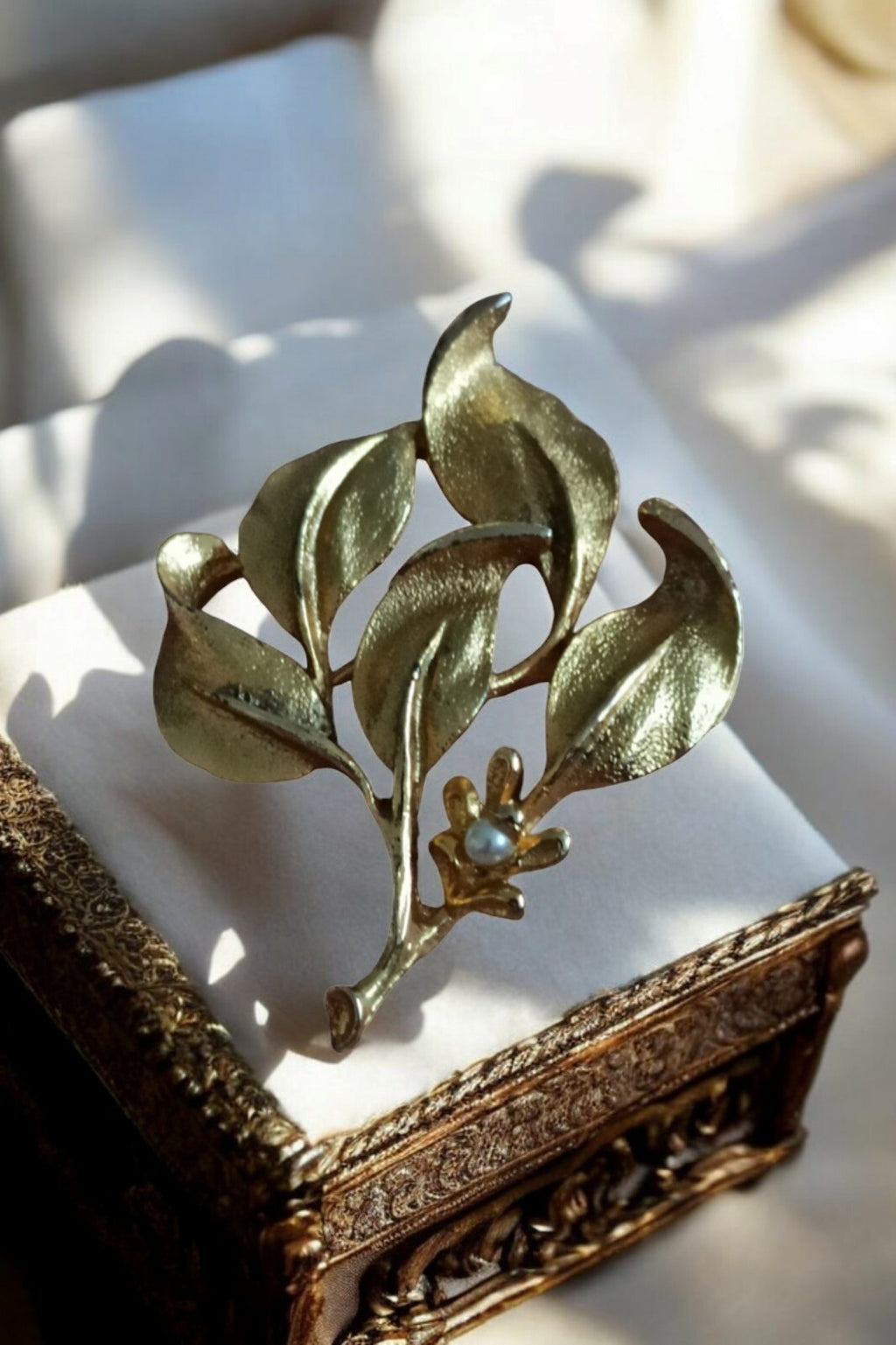 Broche vintage dorée feuille perle signée ? bijou rétro élégant femme