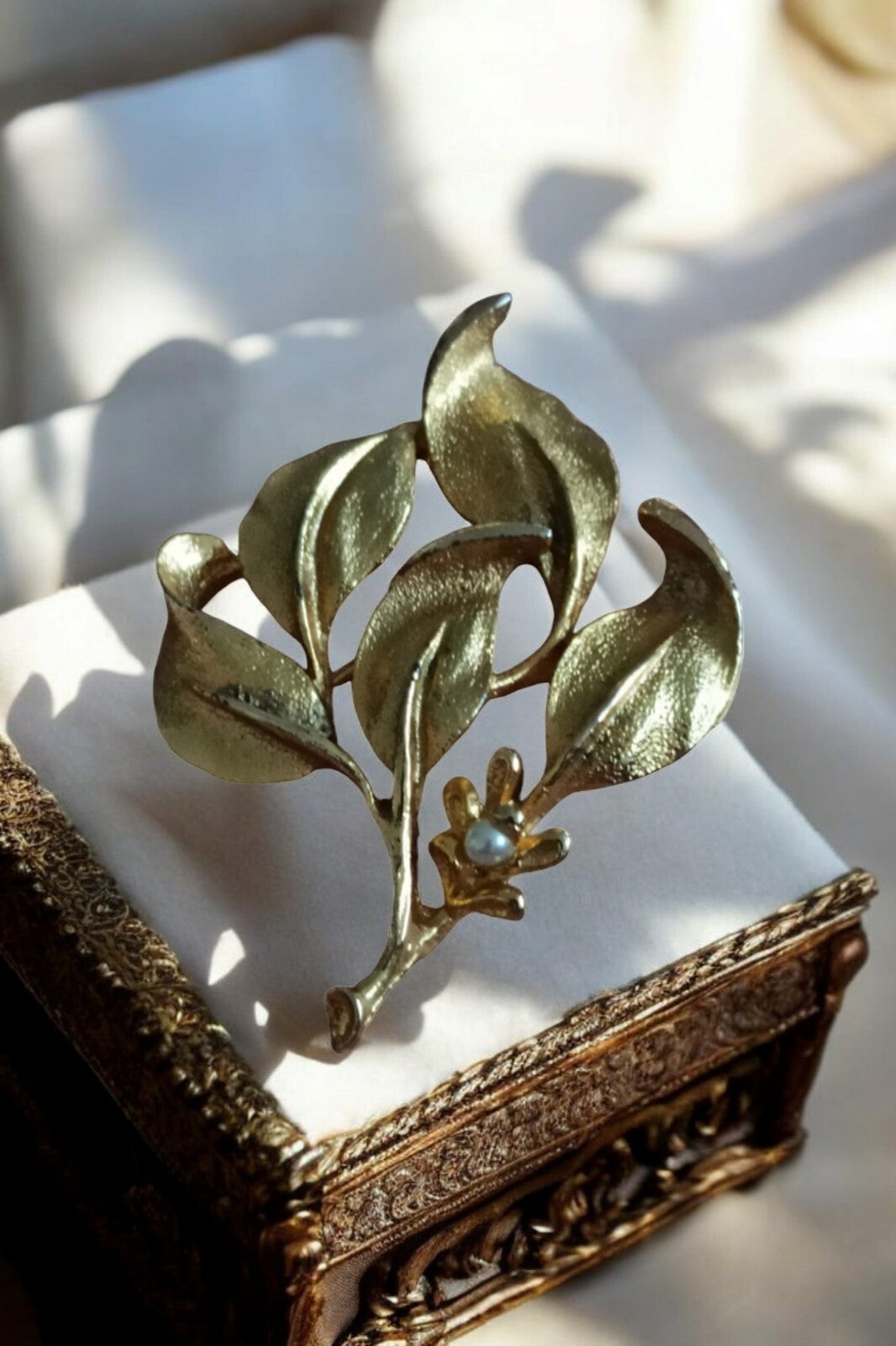 Broche vintage dorée feuille perle signée ? bijou rétro élégant femme