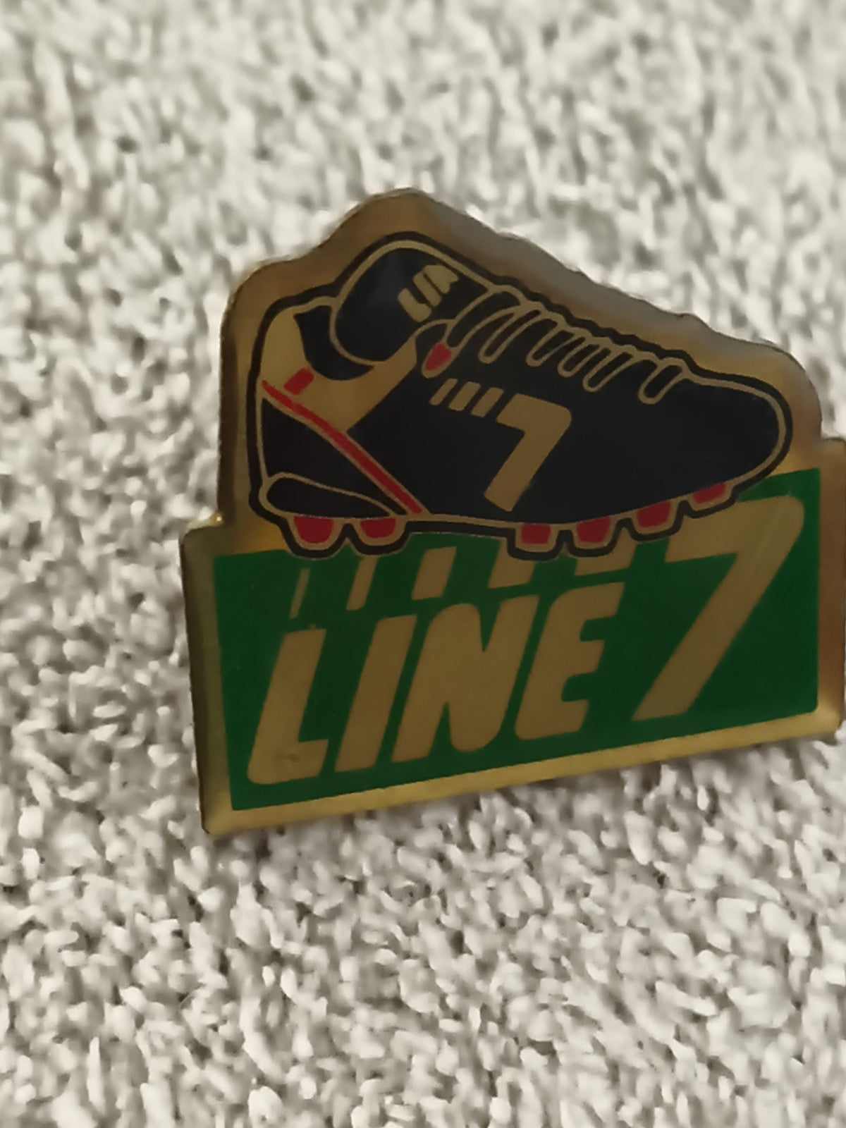 Pin's vintage LINE 7 chaussure football, badge sport années 90 (Ref 3)