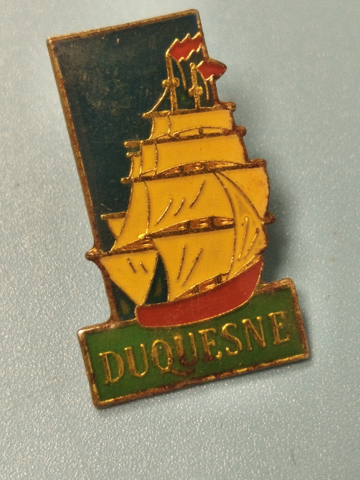 Pin's vintage Duquesne voilier émaillé, collection marine ancienne