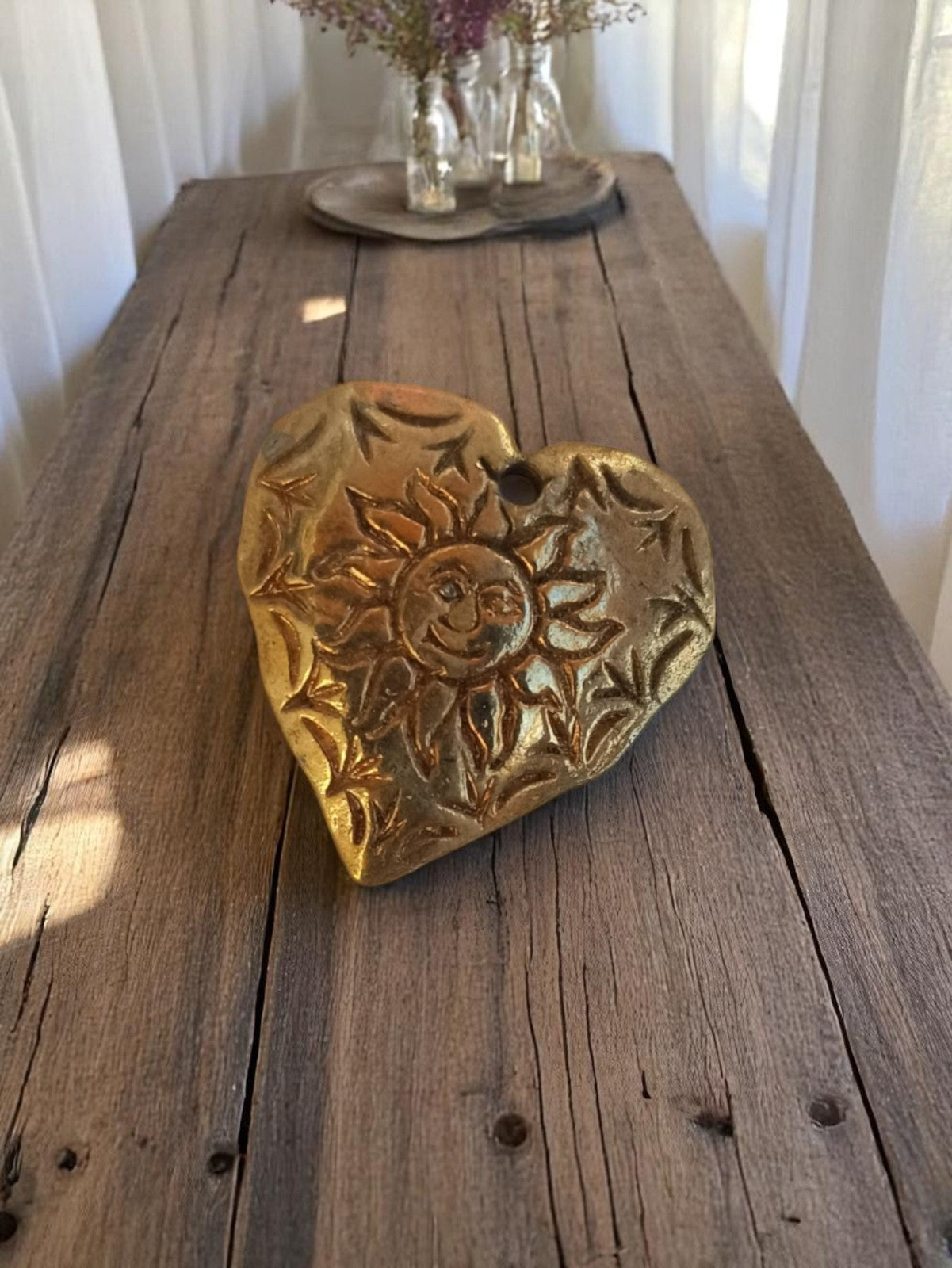 Pendentif cœur vintage métal doré soleil années 50, motif relief rétro
