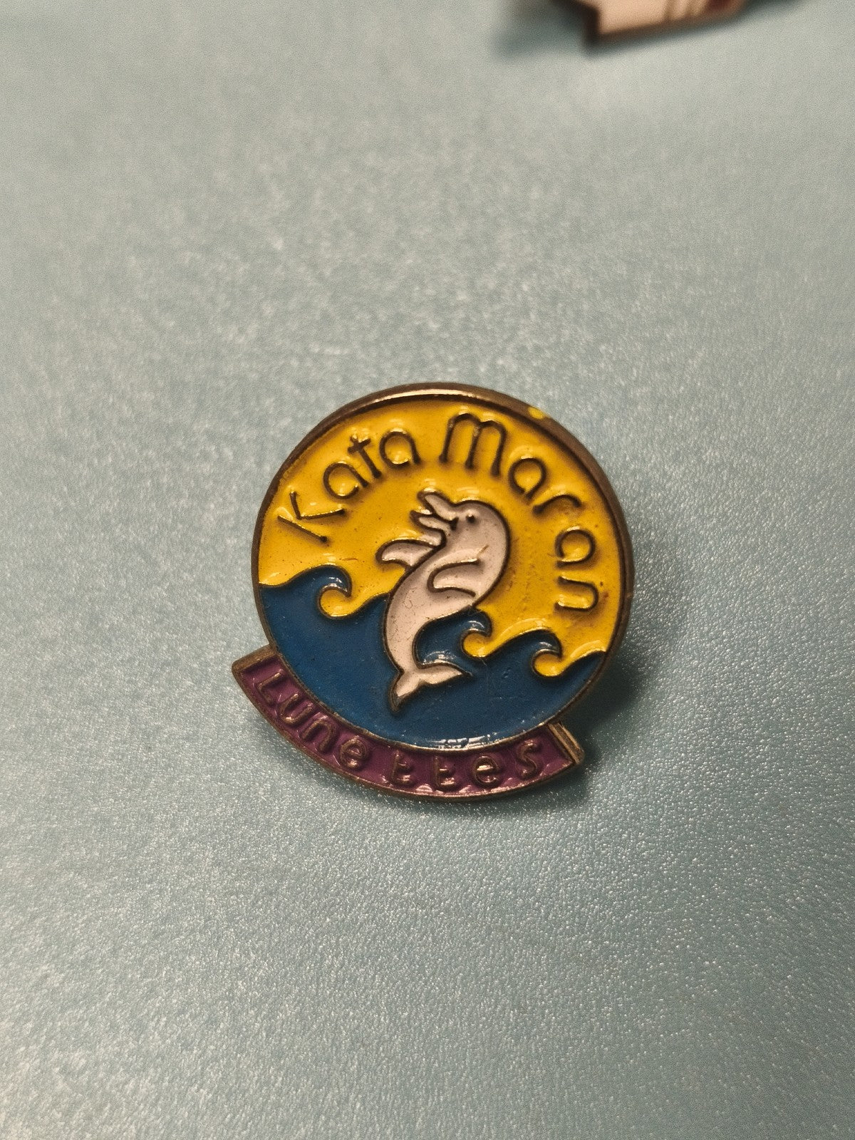 Vintage pin's Kata Maran dauphin lunettes, émaillé rond, collection (Ref 16)