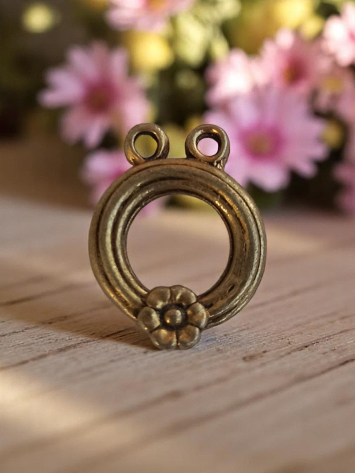 Pendentif vintage métal rond fleur années 50 rétro bijou ancien
